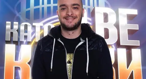 Фицата загрява с фолклорен кавър на AC/DC, Криско остава само с мимики за Адел