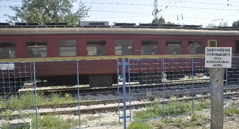 Пробиха огражденията на  жп линията в &bdquo;Родина&ldquo;