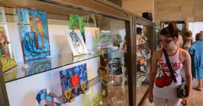 Малки художници показват стъклопис и рисувана керамика