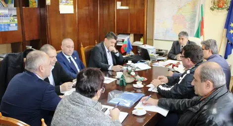 Нови заграждения спират забранените обратни завои по пътя за Мартен