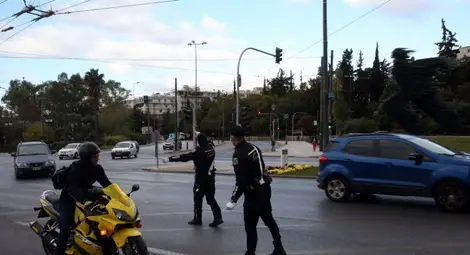 Вечерният час в Гърция остава, 3000 евро е глобата за събиране с гости вкъщи