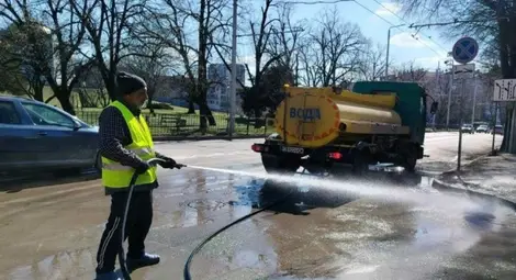 Продължава миенето на уличната мрежа в Русе