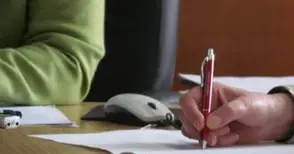 Плакати на две коалиции лепнати на пейка пред „Мосю Бриколаж“