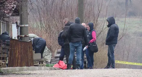 Трупът на шофьора, покрит с червено наметало, е намерен до необитаема къща.                                    Снимки:Красимир СТОЯНОВ