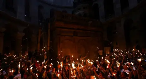 Благодатният огън слезе в Йерусалим Благодатният огън слезе в Йерусалим