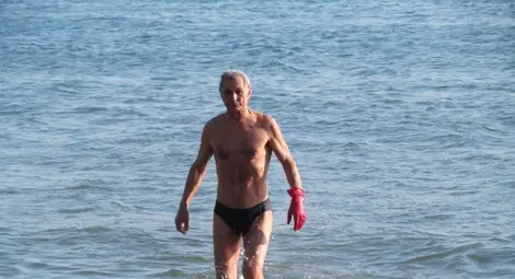 77-годишен излекува сливиците си със студ