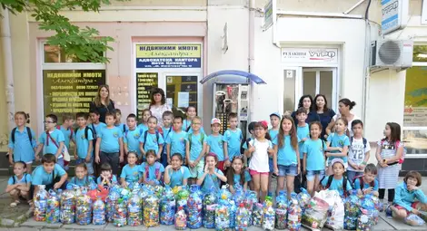 Децата от &bdquo;Отец Пайсий&ldquo; помагат на Мими с 60 туби с капачки