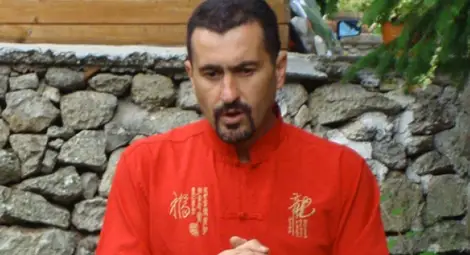 Индиански вигвами се наместват сред книгите в библиотеката Индиански вигвами се наместват сред книгите в библиотеката