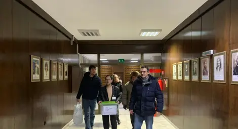 Инициаторите на референдума внасят подписката в общинския съвет. Снимка: Архив &bdquo;Утро&ldquo;