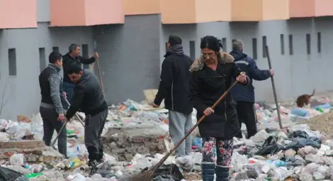 Оня блок в Казанлък отново заринат с боклуци