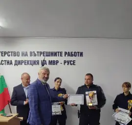 Трима пътни полицаи от Русе с грамоти от областния управител Драгомир Драганов Трима пътни полицаи от Русе с грамоти от областния управител Драгомир Драганов