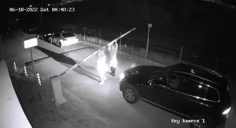 2000 лева щети по бариера на кея, за да излезе незаконно влязъл джип 2000 лева щети по бариера на кея, за да излезе незаконно влязъл джип