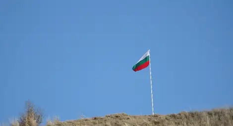 Българският трибагреник се развя гордо&nbsp;над живописната Янтра край Долна Студена