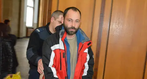 Милен Минчев на път към съдебната зала.  Снимка: Архив &bdquo;Утро&ldquo;