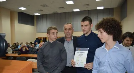 Софтуер проверява дали домашното е преписано от интернет /галерия/