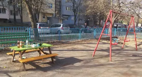 Детска площадка в &bdquo;Здравец&ldquo; отново превърната в пивница