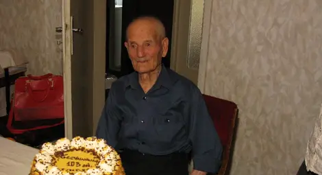 И на 103 години дядо Петър не може да откаже бозата