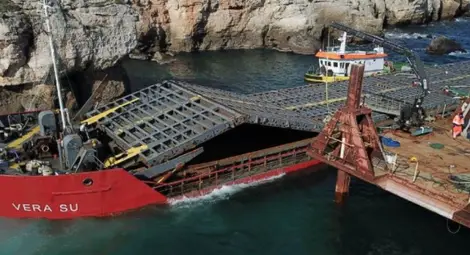 Корабът "Вера Су" изплава, започна операцията по изтеглянето му