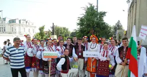 С дефиле на български народни носии  „Зора“ впечатли румънски фестивал