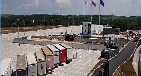 НАП и ДАНС започват проверка на буферните паркинги по границите по разпореждане на премиера Главчев