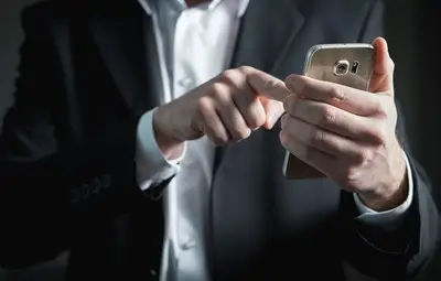 Бъг в софтуера на айфон позволява подслушване на отсрещен телефон Бъг в софтуера на айфон позволява подслушване на отсрещен телефон