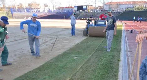 Теренът на Градския застлан с трева до края на седмицата