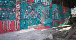 Римска кохорта посреща туристите до входа на Сексагинта Приста