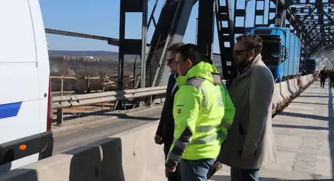 По искане на областния управител на Русе Орлин Пенков започва спешен ремонт на асфалтовата настилка по Дунав мост&nbsp;в последния участък на съоръжението&nbsp;