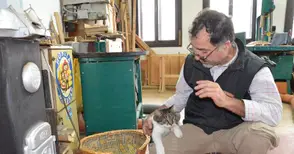 Квартирант на Ангел Митрофанов позира за лъвските глави на стойка за сабя