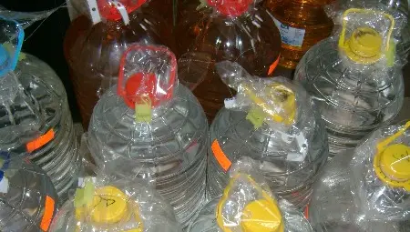 Продажба на кайсиева по интернет издънила депо за нелегална ракия