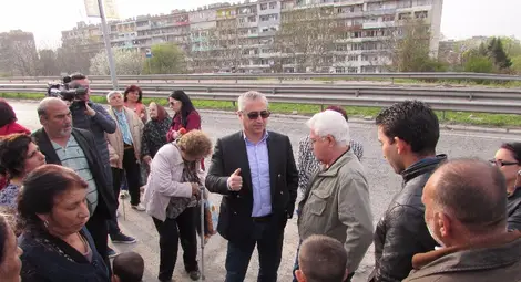 Зам.-кметът Димитър Наков обеща на протестиращите жители на &bdquo;Родина 4&ldquo; съдействие за надлеза.  Снимка: Архив &bdquo;Утро&ldquo;