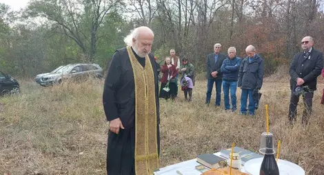 На 3 ноември миналата година отец Стефан отслужи в Бальов дол панихида в памет на избити без съд и присъда след 9 септември 1944 г. русенски граждани. На 3 ноември миналата година отец Стефан отслужи в Бальов дол панихида в памет на избити без съд и присъда след 9 септември 1944 г. русенски граждани.