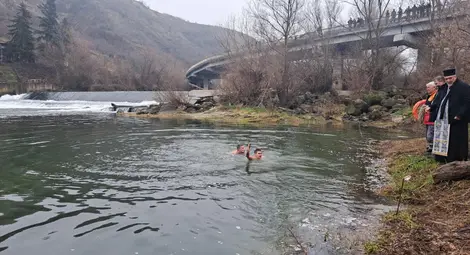 Ледената Янтра отново събра смелчаците на Богоявление в община Ценово