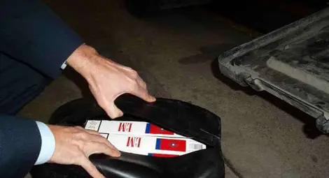 Румънски тираджия спрян с девет стека LM в туба за гориво на Дунав мост