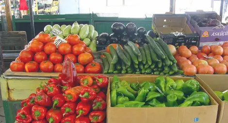 Доматите и краставиците тръгват леко нагоре