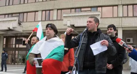 Над 2000 души излязоха на мирен граждански протест в Русе /галерия/
