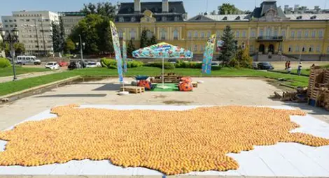 Направиха България от праскови
