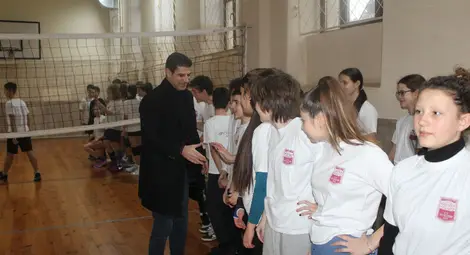 Президентът на БФС Георги Иванов подари футболни топки  на учениците от най-старото русенско училище