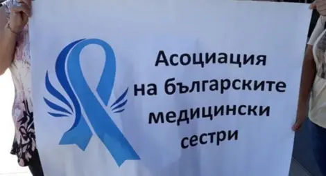 И медицински сестри опъват палатки пред Министерския съвет