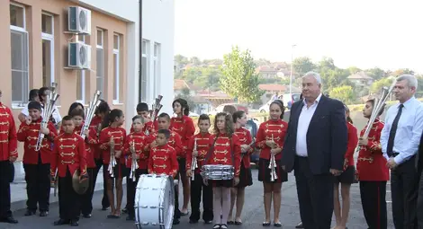 Зам.-министър и кмет откриха нова административна сграда във Ветово