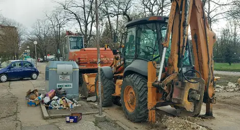 До празния контейнер на ул. &bdquo;Алеи Възраждане&ldquo; редовно се изхвърлят отпадъци или от детската градина, или от заведението на ул. &bdquo;Доростол&ldquo;, сигнализират живеещи в този район. Това съобщи &bdquo;Нелсен Чистота&ldquo; и предостави снимки. 