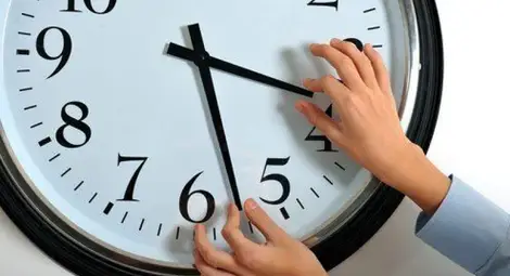 В неделя в 3 сутринта местим стрелките с час напред