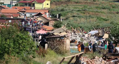 Багери събаряха незаконни къщи, докато полицията арестува роми /галерия/