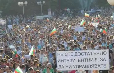 Протестът преминава в блокада на парламента 