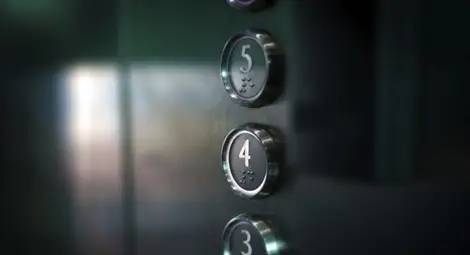 Асансьор с пътник проби покрив на небостъргач /видео/ Асансьор с пътник проби покрив на небостъргач /видео/