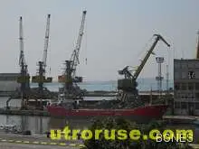 Изоставен кораб на бургаското пристанище, екипажът шест месеца стои на него