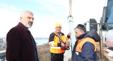 Запълниха пропаданията в активната лента на Дунав мост при Русе,  над 200 метра от пешеходния парапет са вече монтирани