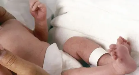 Изписаха пребитото от акушерка бебе