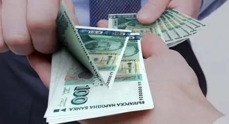 Банка развали съшити с бели конци продажби, за да не се плати дълг