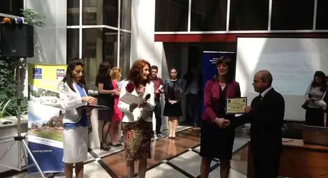 Сух фонтан и паметник на Канети  слагат на площада с неговото име